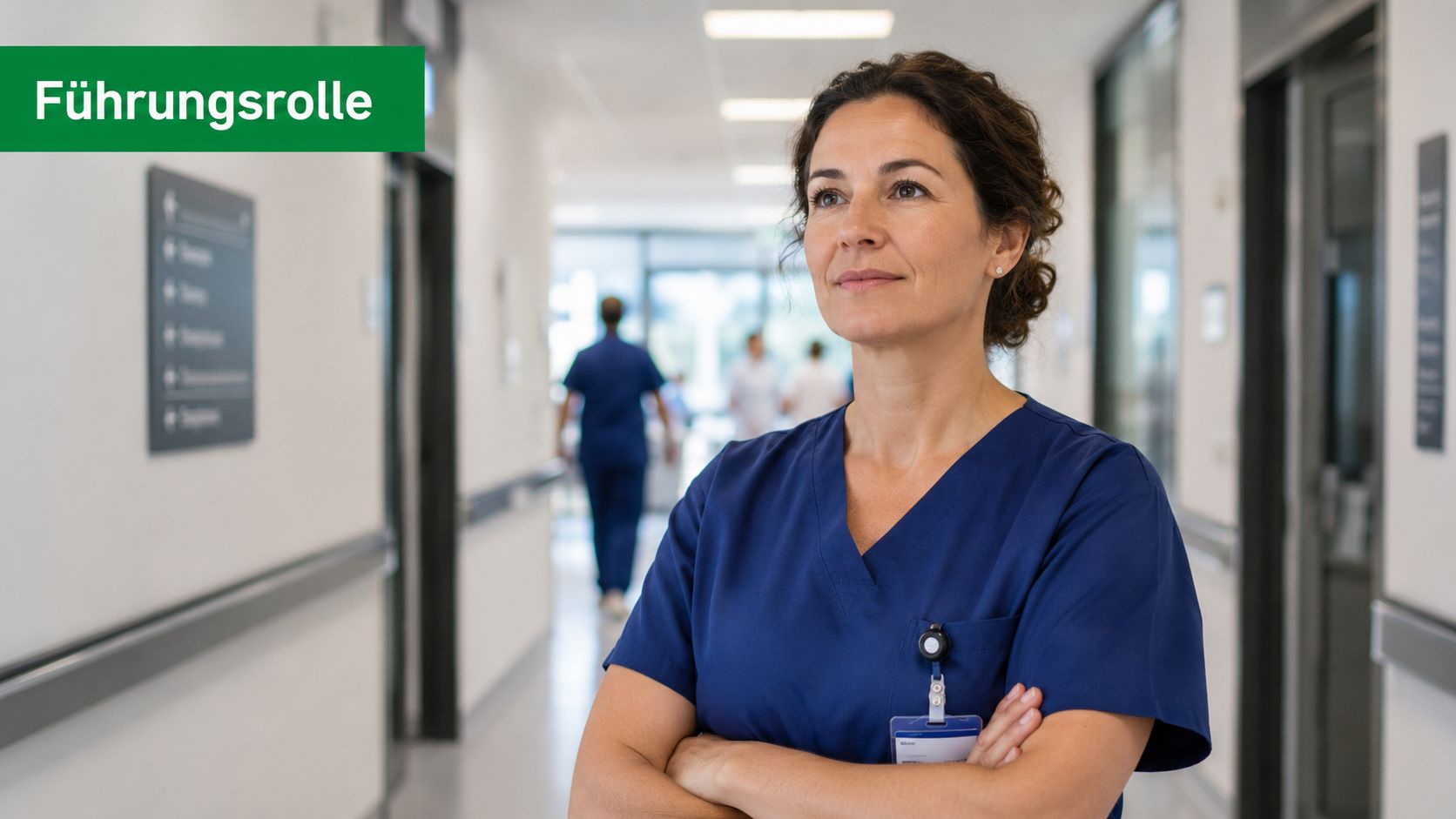 Eine selbstbewusste medizinische Führungskraft in blauer Arbeitskleidung steht nachdenklich in einem hellen Flur eines Krankenhauses.
