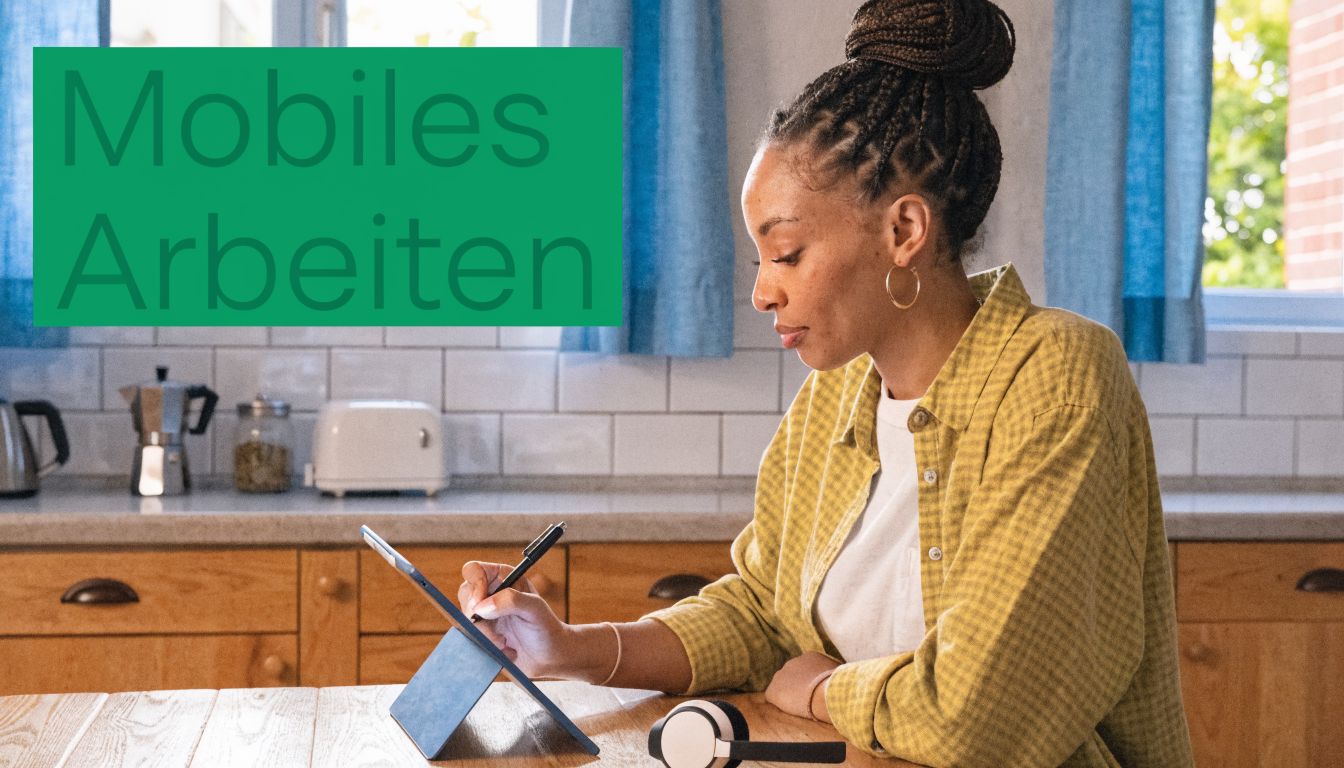 Eine Frau arbeitet konzentriert im Homeoffice in der Küche mit einem Tablet und einem digitalen Stift.