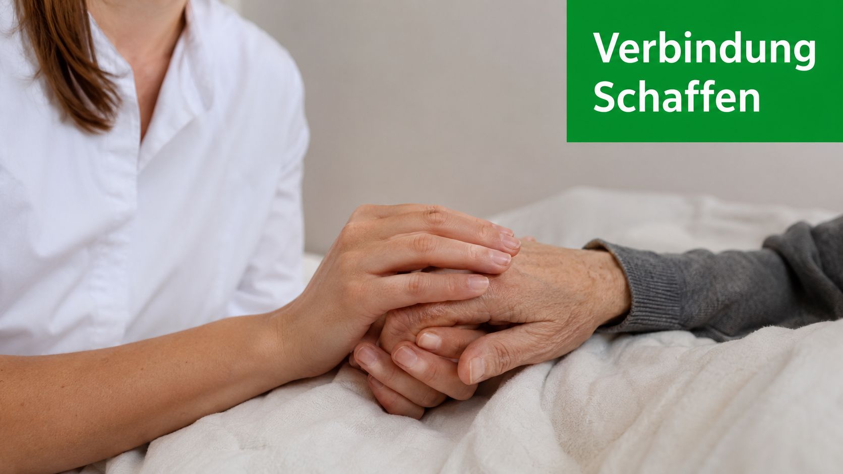 Eine Pflegekraft hält sanft die Hand eines älteren Patienten, um Nähe, Vertrauen und zwischenmenschliche Verbundenheit zu zeigen.
