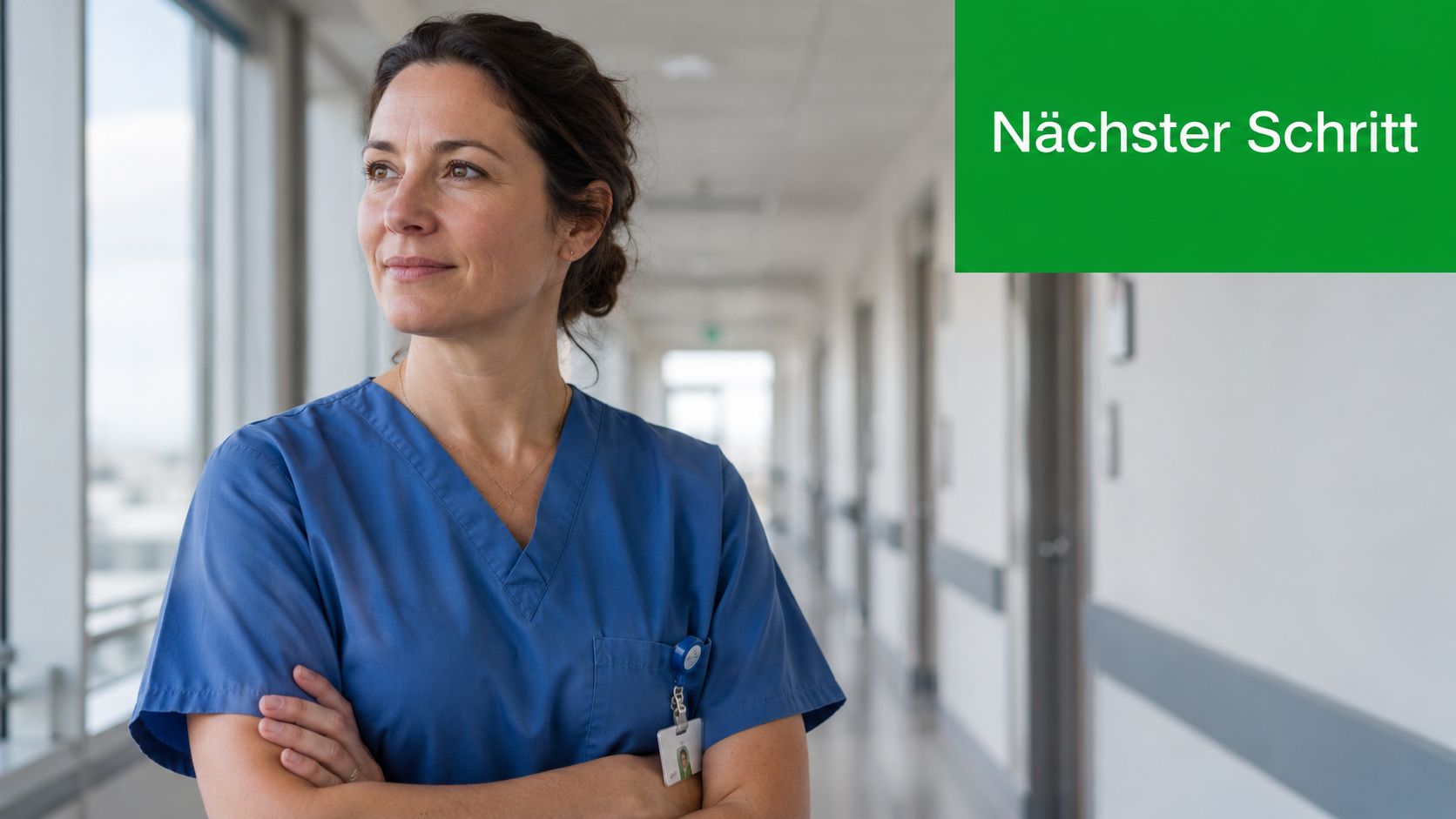 Eine professionelle Krankenschwester oder Pflegedienstleiterin steht nachdenklich in einem hellen Flur eines Krankenhauses.
