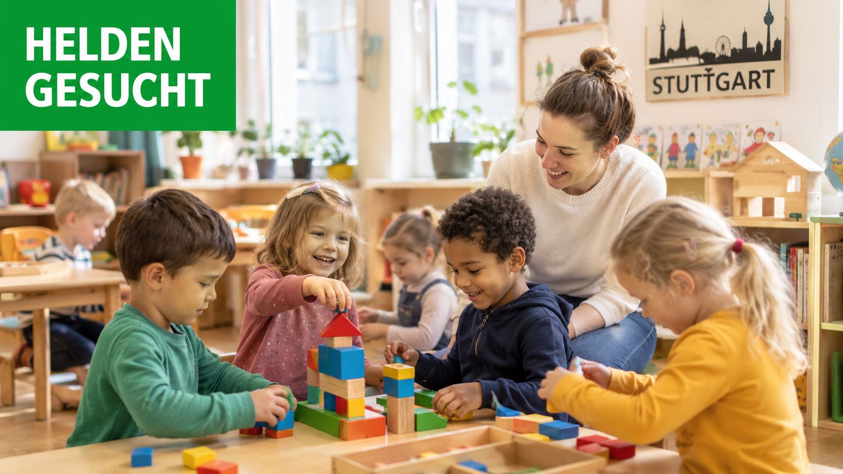 Eine lächelnde Erzieherin spielt mit einer Gruppe multikultureller Kinder im Kindergarten mit bunten Holzbausteinen.