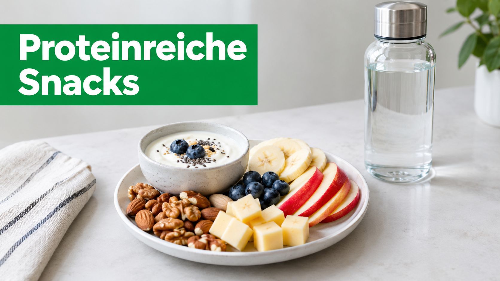 Ein Teller mit proteinreichen Snacks wie Nüssen, Käse, Joghurt und Obst neben einer Wasserflasche auf dem Tisch.